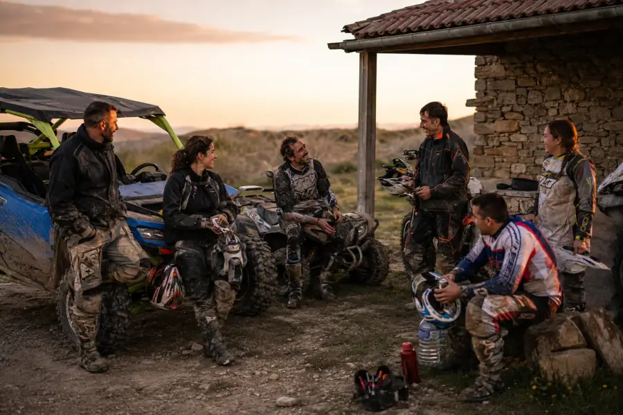 Riders off-road compartiendo historias después de una salida