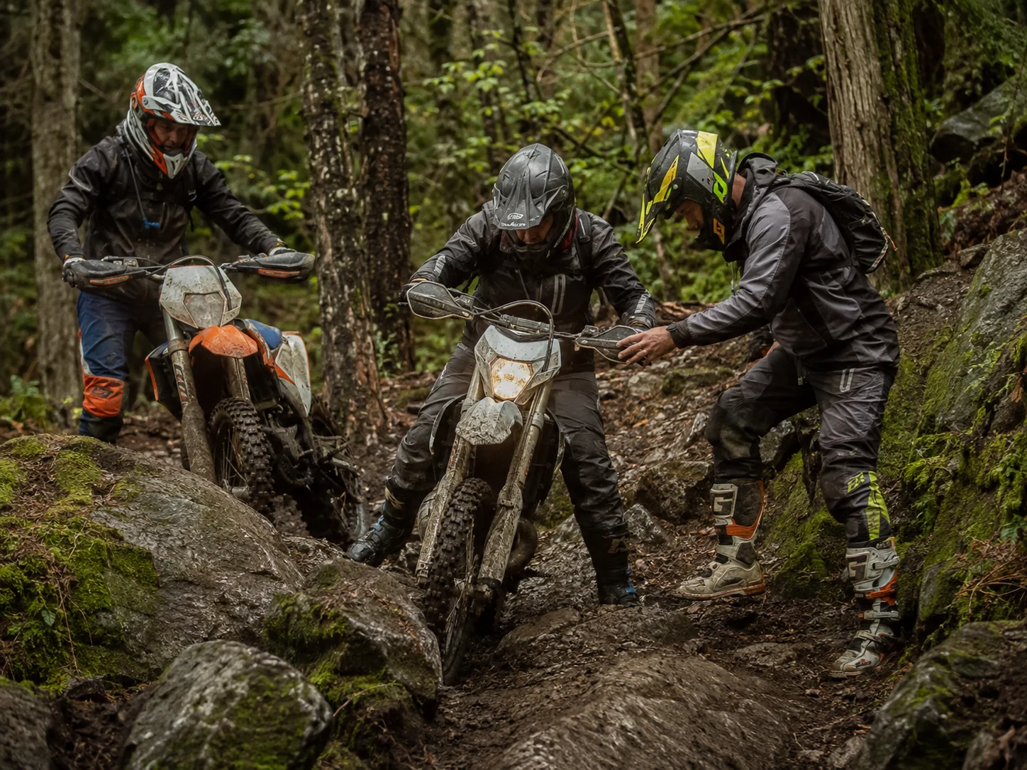Riders de Enduro colaborando en un tramo técnico